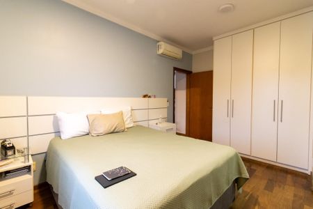 Casa à venda com 256m², 3 quartos e 4 vagasSuíte 2