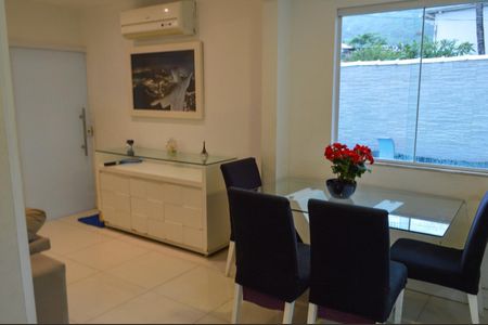 Casa de condomínio à venda com 240m², 3 quartos e 2 vagasSala