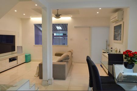 Casa de condomínio à venda com 240m², 3 quartos e 2 vagasSala