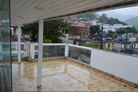 Casa de condomínio à venda com 240m², 3 quartos e 2 vagasTerraço