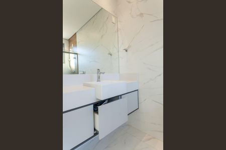 Casa de condomínio à venda com 570m², 4 quartos e sem vaga Casa de condomínio à venda com 570m², 4 quartos e sem vagaBanheiro da Suíte 3