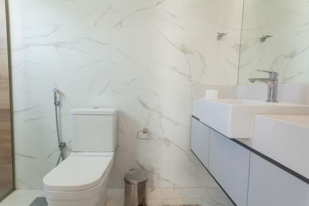 Casa de condomínio à venda com 570m², 4 quartos e sem vaga Casa de condomínio à venda com 570m², 4 quartos e sem vagaBanheiro da Suíte 2