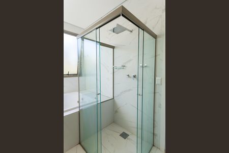 Casa de condomínio à venda com 570m², 4 quartos e sem vaga Casa de condomínio à venda com 570m², 4 quartos e sem vagaBanheiro da Suíte 4