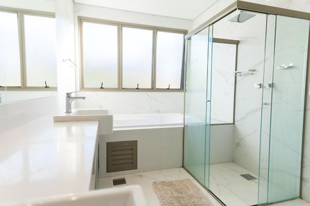 Casa de condomínio à venda com 570m², 4 quartos e sem vaga Casa de condomínio à venda com 570m², 4 quartos e sem vagaBanheiro da Suíte 4