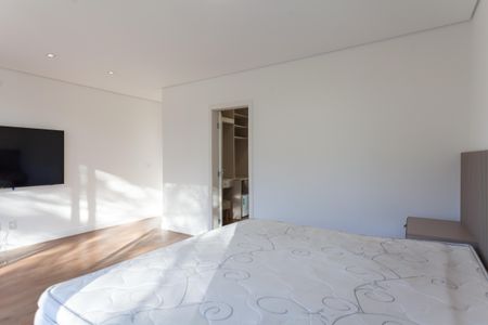 Casa de condomínio à venda com 570m², 4 quartos e sem vaga Casa de condomínio à venda com 570m², 4 quartos e sem vagaSuíte 4