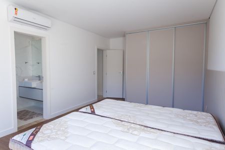 Casa de condomínio à venda com 570m², 4 quartos e sem vaga Casa de condomínio à venda com 570m², 4 quartos e sem vagaSuíte 2