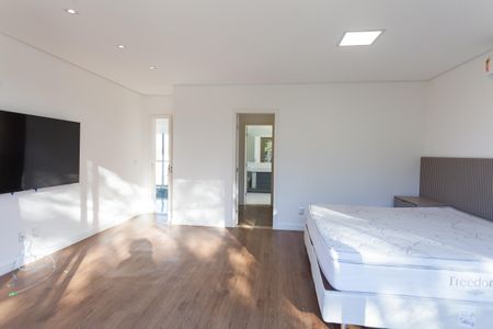 Casa de condomínio à venda com 570m², 4 quartos e sem vaga Casa de condomínio à venda com 570m², 4 quartos e sem vagaSuíte 4