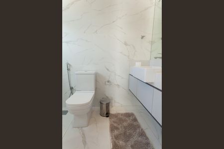 Casa de condomínio à venda com 570m², 4 quartos e sem vaga Casa de condomínio à venda com 570m², 4 quartos e sem vagaBanheiro da Suíte 2