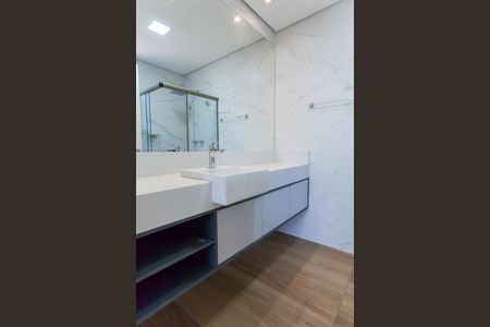 Casa de condomínio à venda com 570m², 4 quartos e sem vaga Casa de condomínio à venda com 570m², 4 quartos e sem vagaBanheiro da Suíte 1