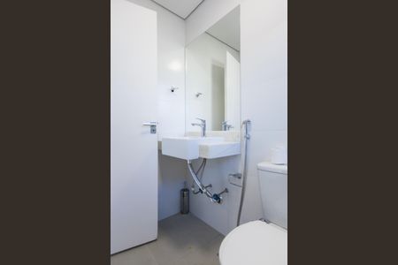 Casa de condomínio à venda com 570m², 4 quartos e sem vaga Casa de condomínio à venda com 570m², 4 quartos e sem vagaBanheiro de Serviço