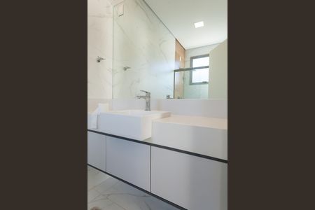 Casa de condomínio à venda com 570m², 4 quartos e sem vaga Casa de condomínio à venda com 570m², 4 quartos e sem vagaBanheiro da Suíte 2