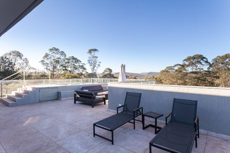 Casa de condomínio à venda com 570m², 4 quartos e sem vaga Casa de condomínio à venda com 570m², 4 quartos e sem vagaTerraço