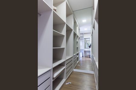 Casa de condomínio à venda com 570m², 4 quartos e sem vaga Casa de condomínio à venda com 570m², 4 quartos e sem vagaCloset da suíte 4