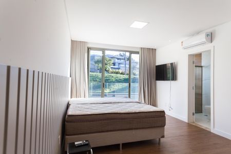 Casa de condomínio à venda com 570m², 4 quartos e sem vaga Casa de condomínio à venda com 570m², 4 quartos e sem vagaSuíte 2