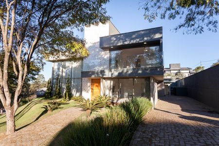 Casa de condomínio à venda com 570m², 4 quartos e sem vaga Casa de condomínio à venda com 570m², 4 quartos e sem vagaFachada