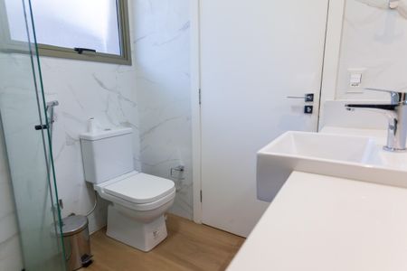 Casa de condomínio à venda com 570m², 4 quartos e sem vaga Casa de condomínio à venda com 570m², 4 quartos e sem vagaBanheiro da Suíte 1