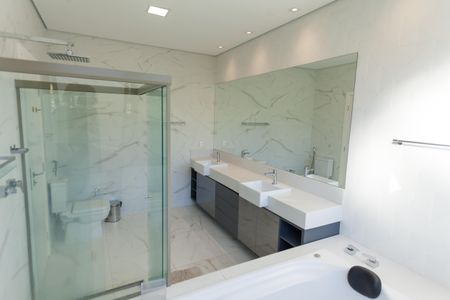 Casa de condomínio à venda com 570m², 4 quartos e sem vaga Casa de condomínio à venda com 570m², 4 quartos e sem vagaBanheiro da Suíte 4