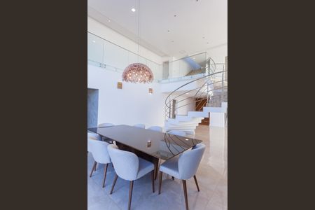 Casa de condomínio à venda com 570m², 4 quartos e sem vaga Casa de condomínio à venda com 570m², 4 quartos e sem vagaSala de Jantar