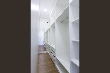 Casa de condomínio à venda com 570m², 4 quartos e sem vaga Casa de condomínio à venda com 570m², 4 quartos e sem vagaCloset da Suíte 3