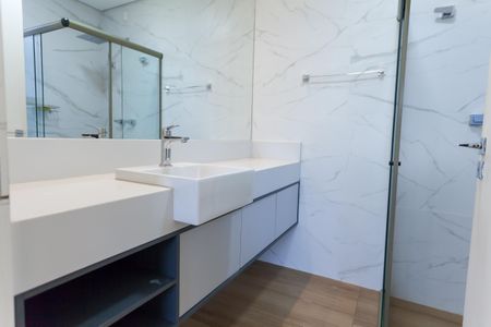 Casa de condomínio à venda com 570m², 4 quartos e sem vaga Casa de condomínio à venda com 570m², 4 quartos e sem vagaBanheiro da Suíte 1