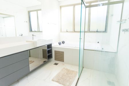 Casa de condomínio à venda com 570m², 4 quartos e sem vaga Casa de condomínio à venda com 570m², 4 quartos e sem vagaCloset da suíte 4