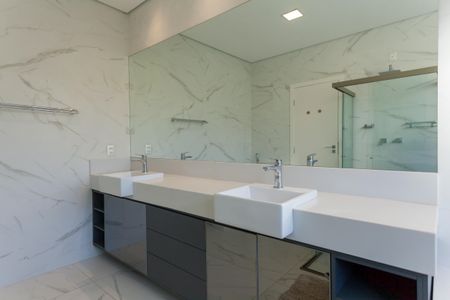 Casa de condomínio à venda com 570m², 4 quartos e sem vaga Casa de condomínio à venda com 570m², 4 quartos e sem vagaBanheiro da Suíte 4