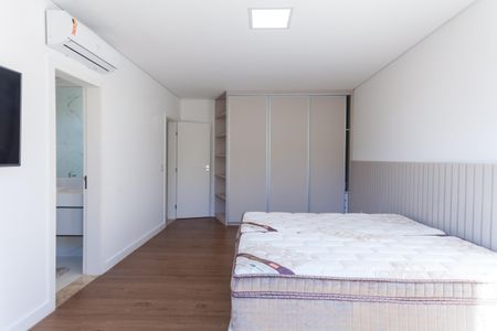 Casa de condomínio à venda com 570m², 4 quartos e sem vaga Casa de condomínio à venda com 570m², 4 quartos e sem vagaSuíte 2