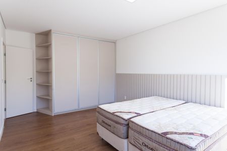 Casa de condomínio à venda com 570m², 4 quartos e sem vaga Casa de condomínio à venda com 570m², 4 quartos e sem vagaSuíte 2