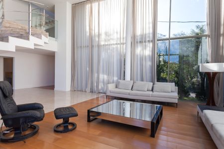 Casa de condomínio à venda com 570m², 4 quartos e sem vaga Casa de condomínio à venda com 570m², 4 quartos e sem vagaSala