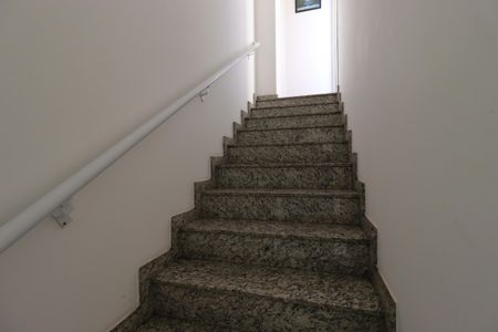 Apartamento à venda com 68m², 2 quartos e 2 vagasEscada