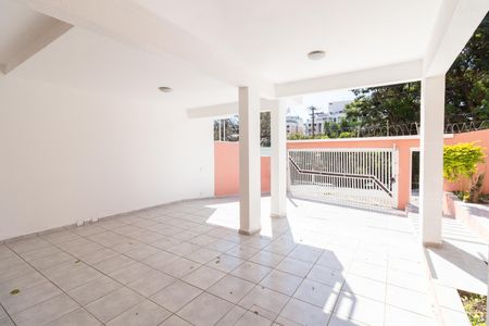 Casa à venda com 250m², 3 quartos e 5 vagas Casa à venda com 250m², 3 quartos e 5 vagasGaragem