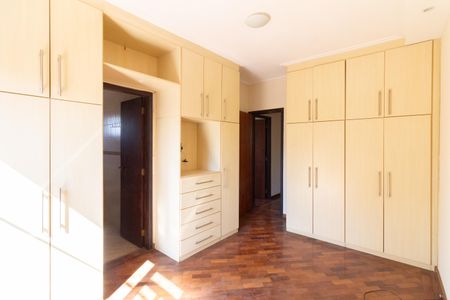 Casa à venda com 250m², 3 quartos e 5 vagas Casa à venda com 250m², 3 quartos e 5 vagasQuarto 3 - Suíte