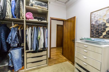 Casa de condomínio à venda com 420m², 5 quartos e 4 vagas Casa de condomínio à venda com 420m², 5 quartos e 4 vagasCloset da suíte 1