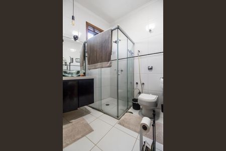 Casa de condomínio à venda com 420m², 5 quartos e 4 vagas Casa de condomínio à venda com 420m², 5 quartos e 4 vagasBanheiro da Suíte 1