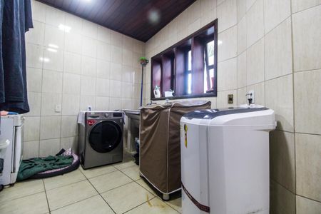 Casa de condomínio à venda com 420m², 5 quartos e 4 vagas Casa de condomínio à venda com 420m², 5 quartos e 4 vagasÁrea de Serviço