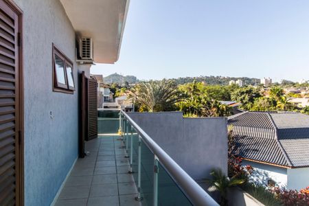 Casa de condomínio à venda com 420m², 5 quartos e 4 vagas Casa de condomínio à venda com 420m², 5 quartos e 4 vagasVaranda da Suíte 1