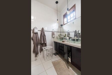 Casa de condomínio à venda com 420m², 5 quartos e 4 vagas Casa de condomínio à venda com 420m², 5 quartos e 4 vagasBanheiro da Suíte 1