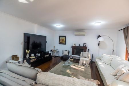 Casa de condomínio à venda com 420m², 5 quartos e 4 vagas Casa de condomínio à venda com 420m², 5 quartos e 4 vagasSala de TV