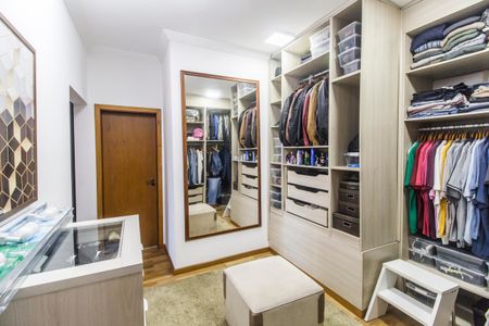 Casa de condomínio à venda com 420m², 5 quartos e 4 vagas Casa de condomínio à venda com 420m², 5 quartos e 4 vagasCloset da suíte 1