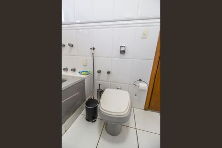 Casa de condomínio à venda com 420m², 5 quartos e 4 vagas Casa de condomínio à venda com 420m², 5 quartos e 4 vagasBanheiro da Suíte 2