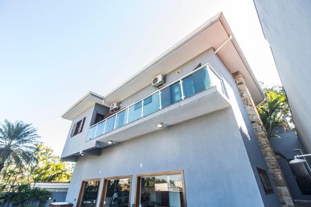 Casa de condomínio à venda com 420m², 5 quartos e 4 vagas Casa de condomínio à venda com 420m², 5 quartos e 4 vagasFachada