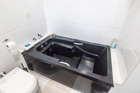 Casa de condomínio à venda com 420m², 5 quartos e 4 vagas Casa de condomínio à venda com 420m², 5 quartos e 4 vagasDetalhe do Banheiro da Suite