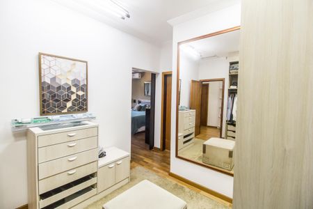 Casa de condomínio à venda com 420m², 5 quartos e 4 vagas Casa de condomínio à venda com 420m², 5 quartos e 4 vagasCloset da suíte 1