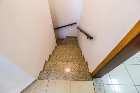 Casa de condomínio à venda com 420m², 5 quartos e 4 vagas Casa de condomínio à venda com 420m², 5 quartos e 4 vagasEscada