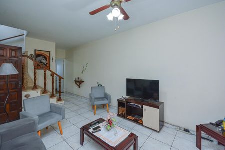 Casa à venda com 196m², 4 quartos e 2 vagas Casa à venda com 196m², 4 quartos e 2 vagasSala