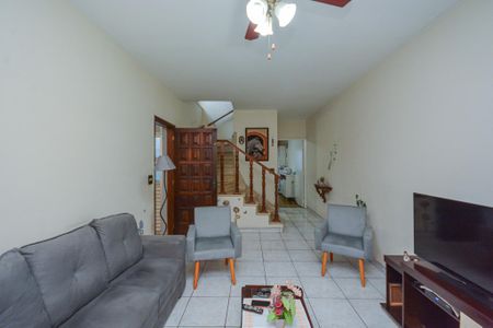 Casa à venda com 196m², 4 quartos e 2 vagas Casa à venda com 196m², 4 quartos e 2 vagasSala