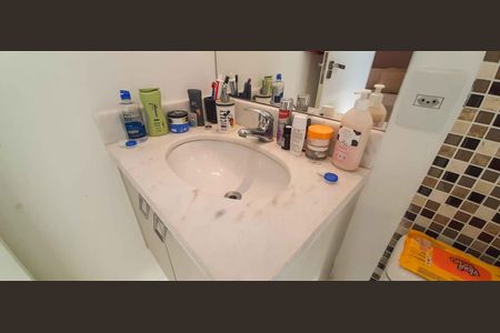 Apartamento à venda com 74m², 2 quartos e 2 vagas Apartamento à venda com 74m², 2 quartos e 2 vagasBanheiro da Suíte