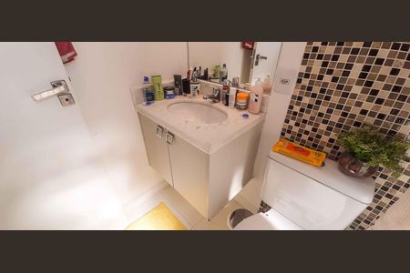 Apartamento à venda com 74m², 2 quartos e 2 vagas Apartamento à venda com 74m², 2 quartos e 2 vagasBanheiro da Suíte