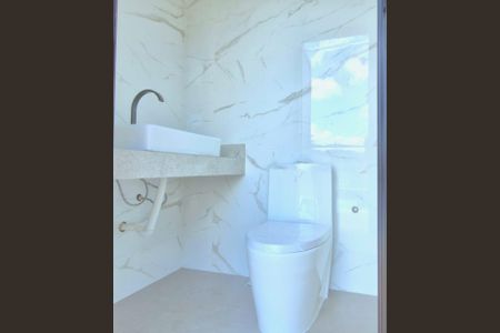 Casa de condomínio à venda com 246m², 4 quartos e 2 vagas Casa de condomínio à venda com 246m², 4 quartos e 2 vagasBanheiro de Serviço