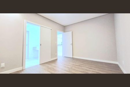 Casa de condomínio à venda com 246m², 4 quartos e 2 vagas Casa de condomínio à venda com 246m², 4 quartos e 2 vagasSuíte 1